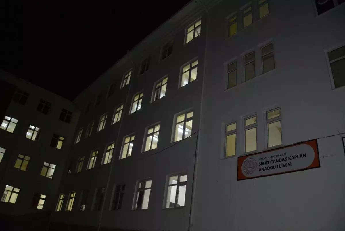 Malatya'da depremden etkilenen okulların ışıkları açıldı
