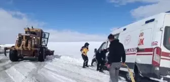 Malazgirt'te kar ve tipi nedeniyle yoldan çıkan ambulans kurtarıldı