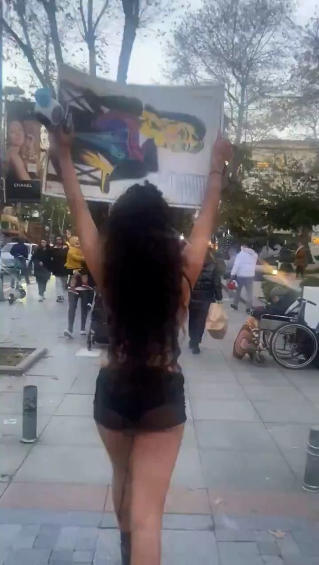 'Memelere özgürlük' pankartıyla yürüyen fenomen Melisa Aydınalp hakkında hapis istemiyle dava açıldı
