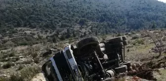 Mersin'de şarampole devrilen kamyonun sürücüsü yaralandı