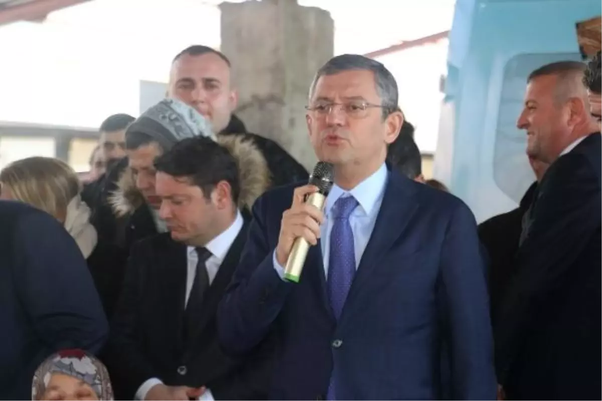 CHP Genel Başkanı Özgür Özel, İslahiye'de depremde yaşamını yitirenlerin aileleriyle buluştu