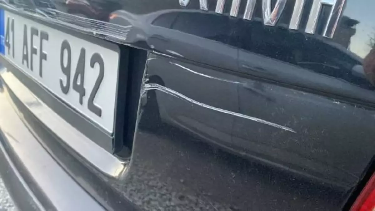 İzmit'te Park Halindeki Araçlara Zarar Verildi