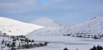 Tokat'ta Üçoluk Göleti Buzla Kaplandı