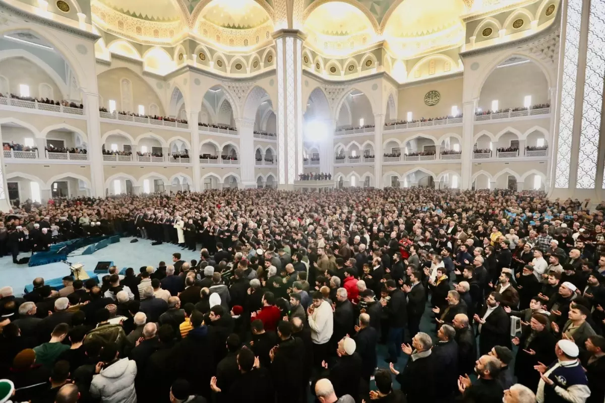 10 Binlerce Kişi Şahinbey Millet Camii'nde Depremzedeler İçin Dua Etti