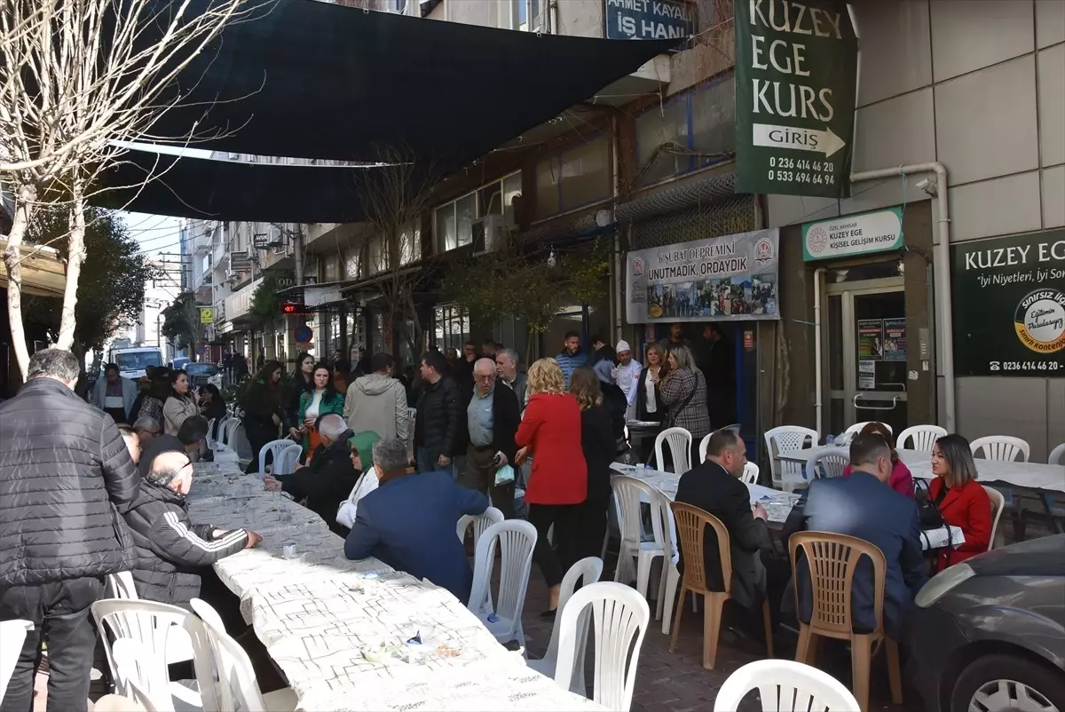 Akhisar Lokantacılar Esnaf Odası Depremde Hayatını Kaybedenler İçin Helva Dağıttı