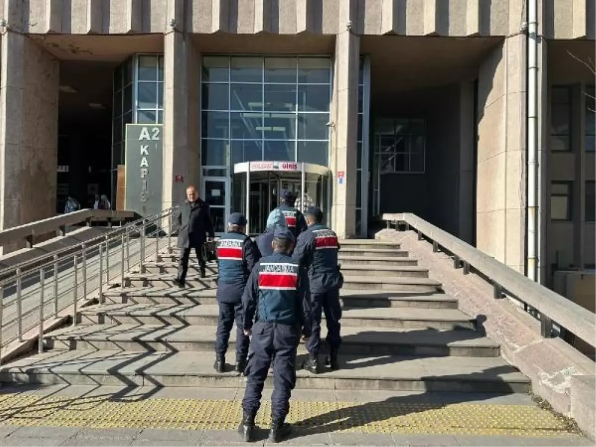 Ankara'da Kaçak Silah ve Mühimmat Taşıyan Kargo Şirketi Çalışanı Gözaltına Alındı