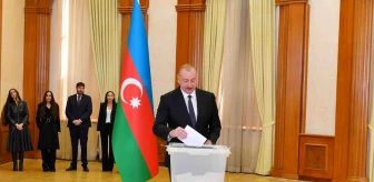 Azerbaycan Cumhurbaşkanı İlham Aliyev Oyunu Ailesiyle Birlikte Hankendi'de Kullandı