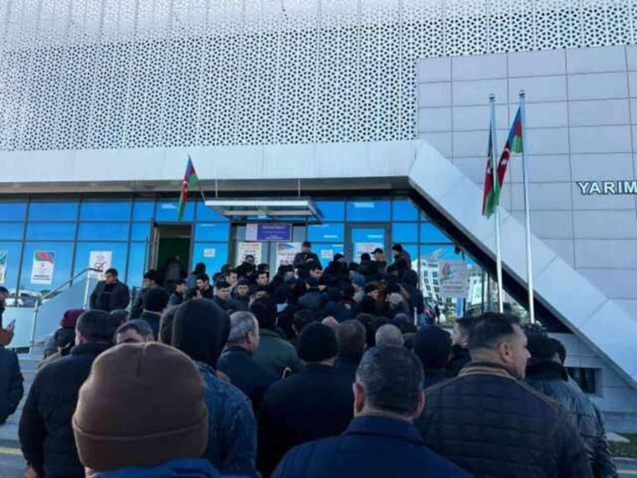 Azerbaycan'da erken Cumhurbaşkanı seçimi için oy kullanma işlemi başladı Azerbaycan'da erken Cumhurbaşkanı seçimi için oy kullanma işlemi başladı