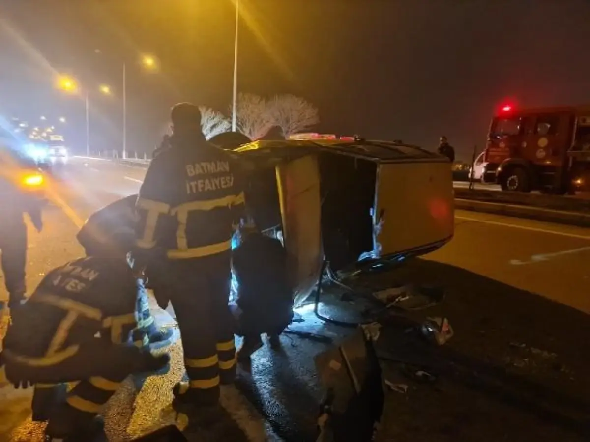 Batman'da Otomobil Refüje Çarptı: 1 Yaralı