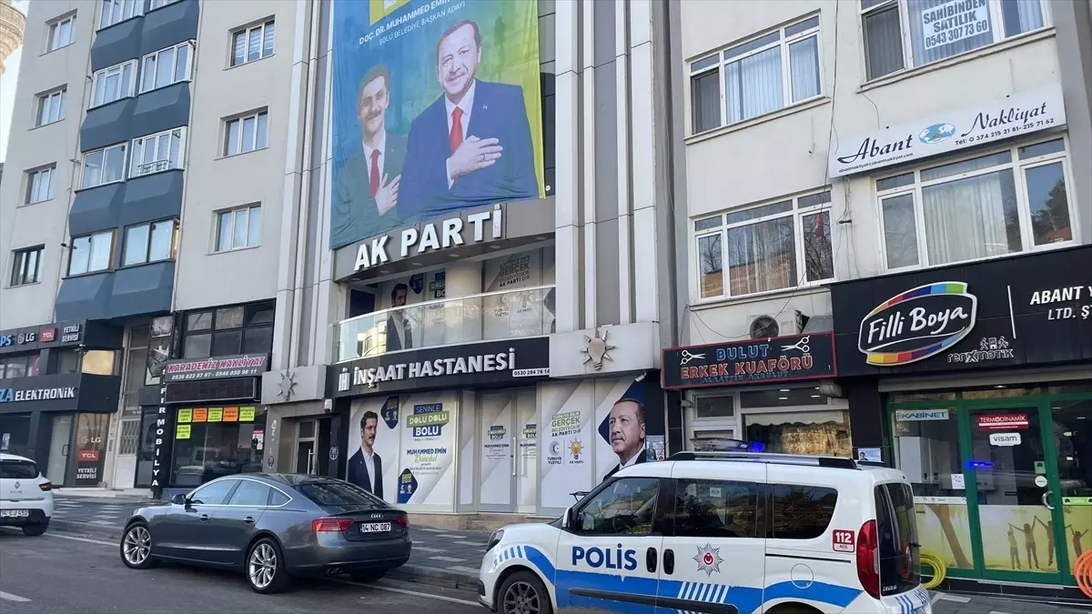 Bolu'da AK Parti İl Başkanlığı binasına asılı poşet fünye ile patlatıldı