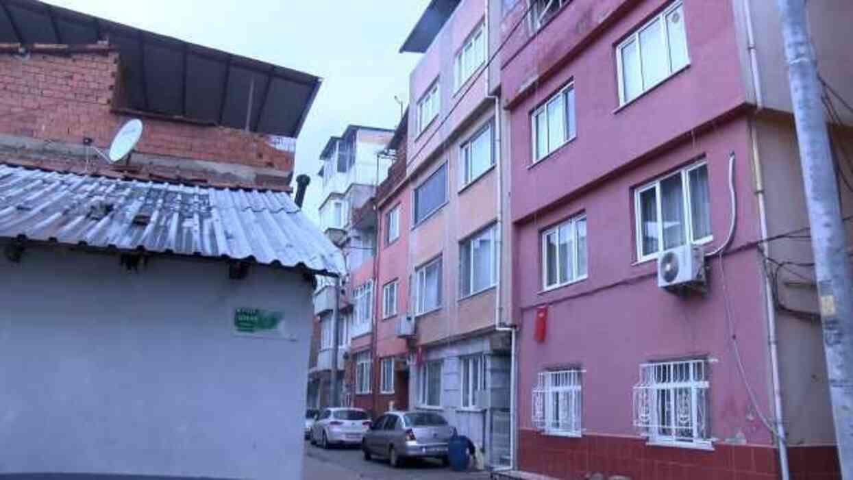 Bursa'da dehşet evinden yaralı kurtulan kadının sözleri buz kestirdi: 10 saat ölü taklidi yaptım, öldürmesin diye ondan hamile kaldığımı söyledim Bursa'da dehşet evinden yaralı kurtulan kadının sözleri buz kestirdi: 10 saat ölü taklidi yaptım, öldürmesin diye ondan hamile kaldığımı söyledim