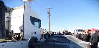 Kütahya'da Otomobilin Tıra Çarpması Sonucu 4 Kişi Yaralandı