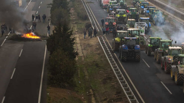 İspanya'da yolları barikatla kapatan çiftçiler, araba lastiği yaktı