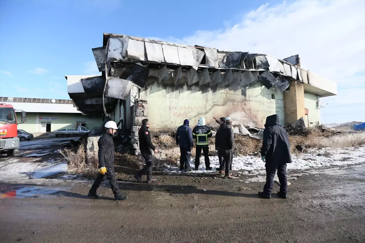 Kars'ta sebze halinde çıkan yangında 4 iş yeri zarar gördü