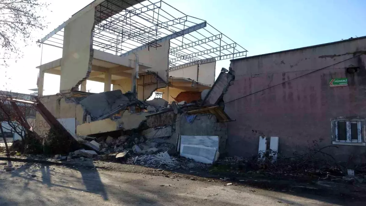 Malatya'da Sanayi Sitesindeki Blok Çöktü