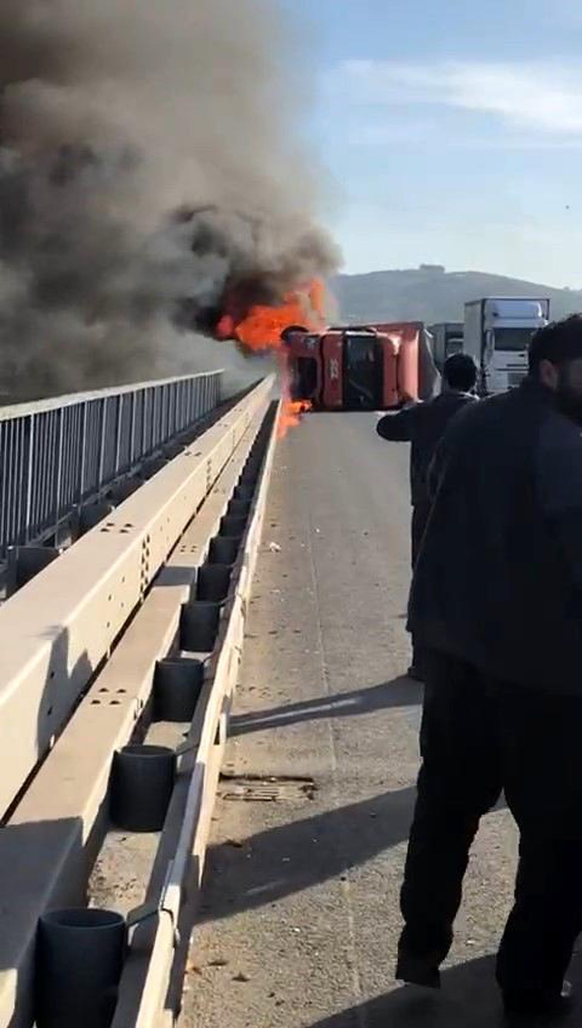 Bursa-İstanbul Otoyolunda Yanan Tır Kaza Yaptı