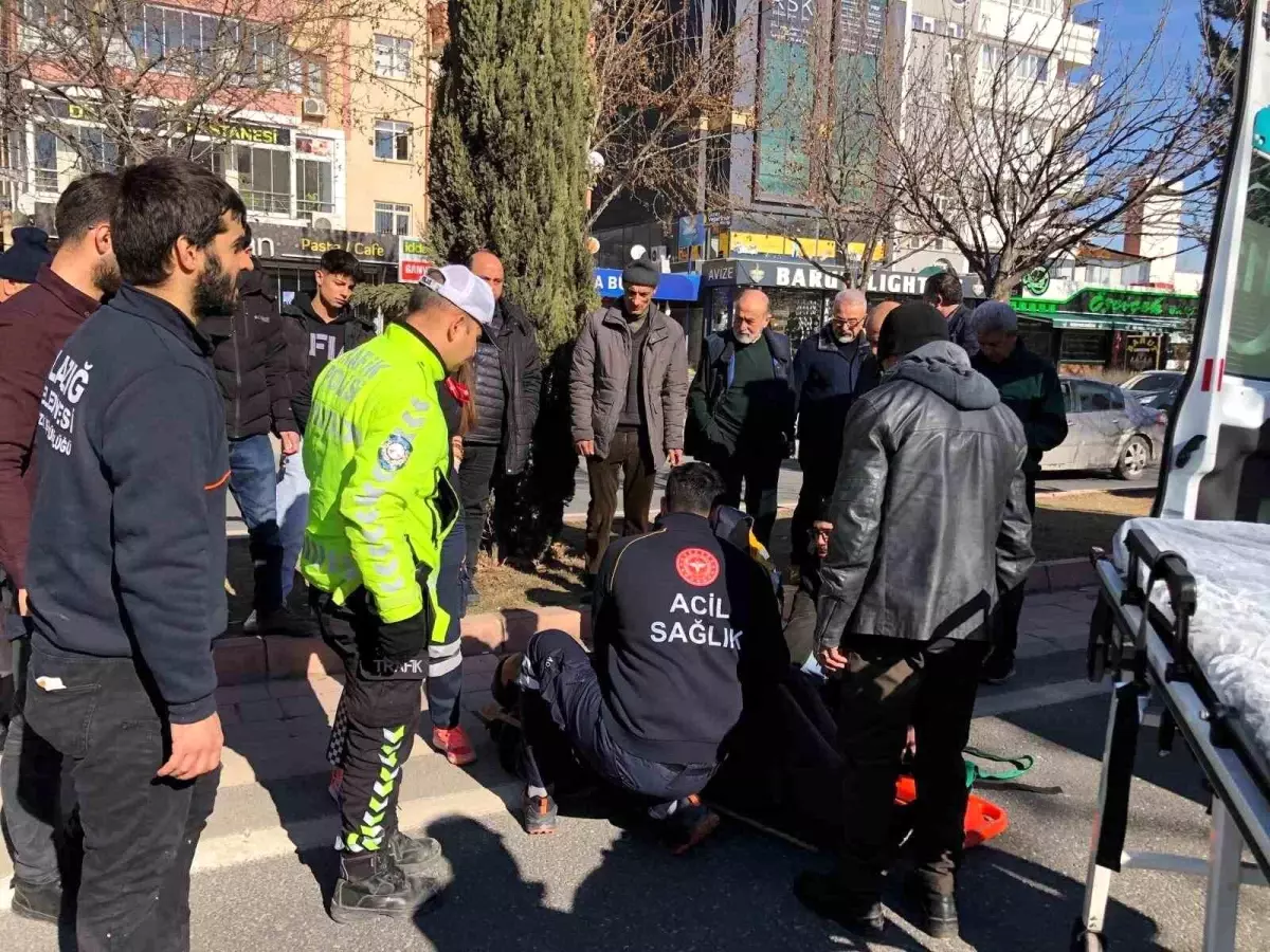 Elazığ'da yaşlı adam otomobilin çarpması sonucu yaralandı