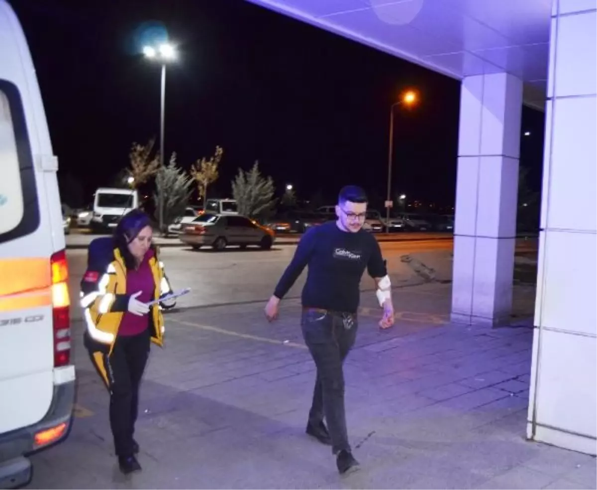 Özel halk otobüsünde çıkan kavgada bir kişi bıçaklandı