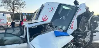 Sivas'ta Ambulans ile Otomobil Çarpıştı: 3 Yaralı