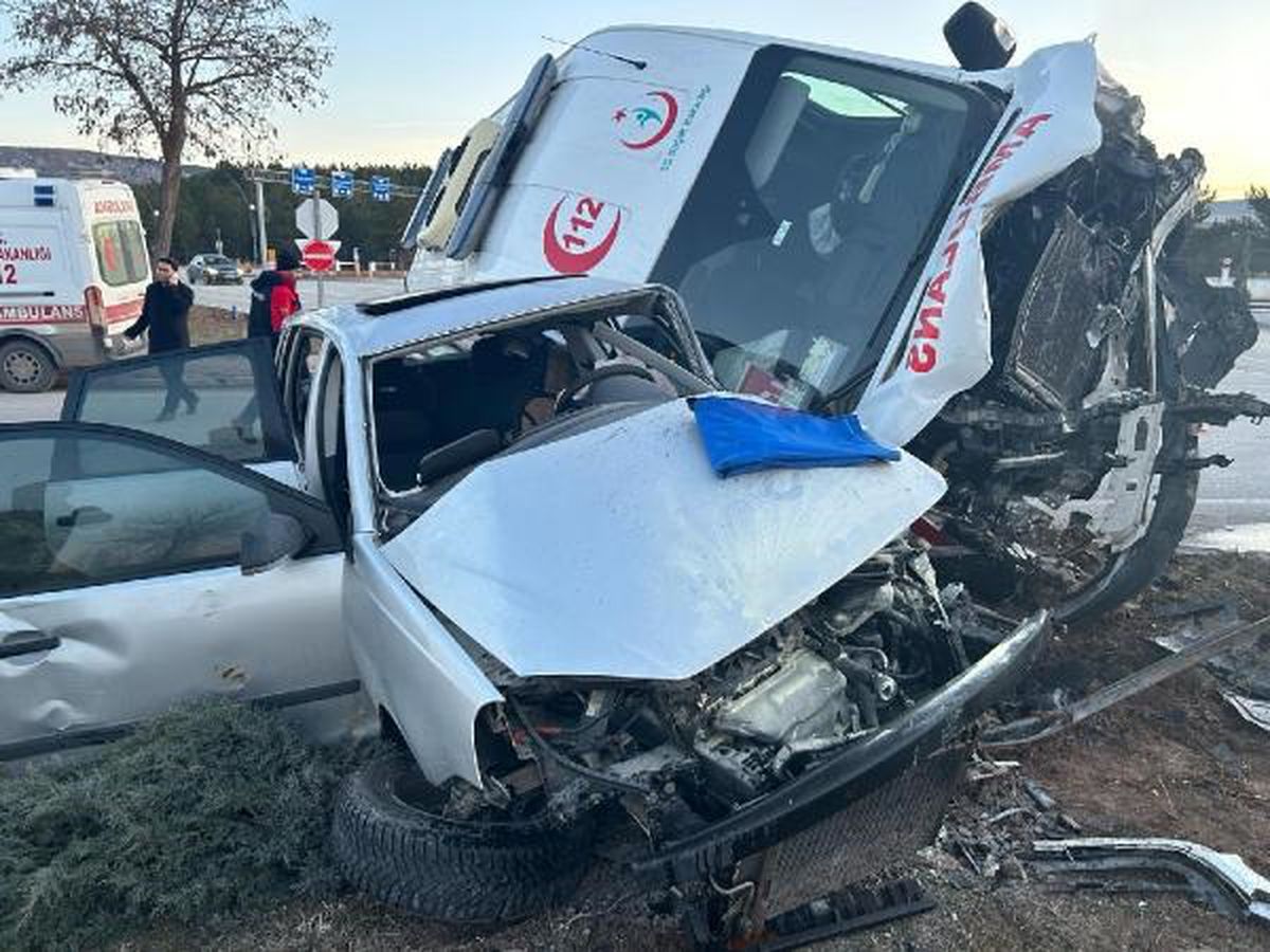 Sivas'ta Ambulans ile Otomobil Çarpıştı: 3 Yaralı