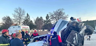 Sivas'ta Ambulans ile Otomobil Çarpıştı: 3 Yaralı