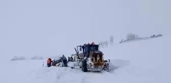 Yolda Kalan Araçları Ekipler Kurtardı