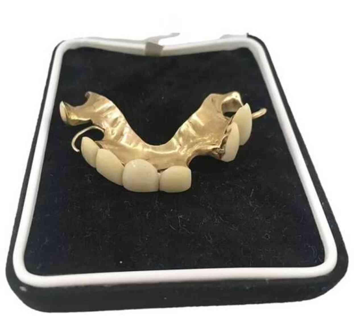 Winston Churchill'in 2. Dünya savaşı konuşması için özel olarak yaptırdığı takma dişleri 18.000 sterline satıldı Winston Churchill'in 2. Dünya savaşı konuşması için özel olarak yaptırdığı takma dişleri 18.000 sterline satıldı