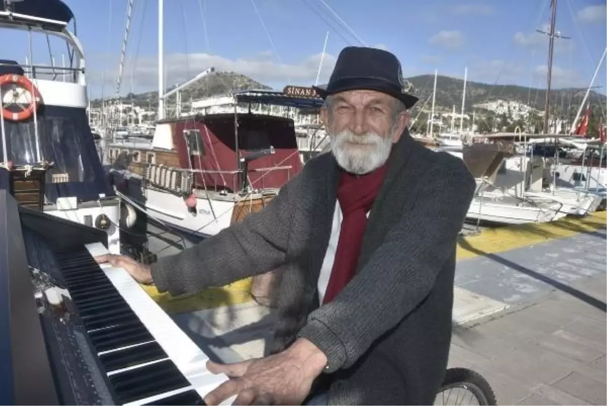 72 Yaşındaki Zafer Mat, Bisikletli Piyano İle Bodrum'da Müzik Dinletisi Sunuyor