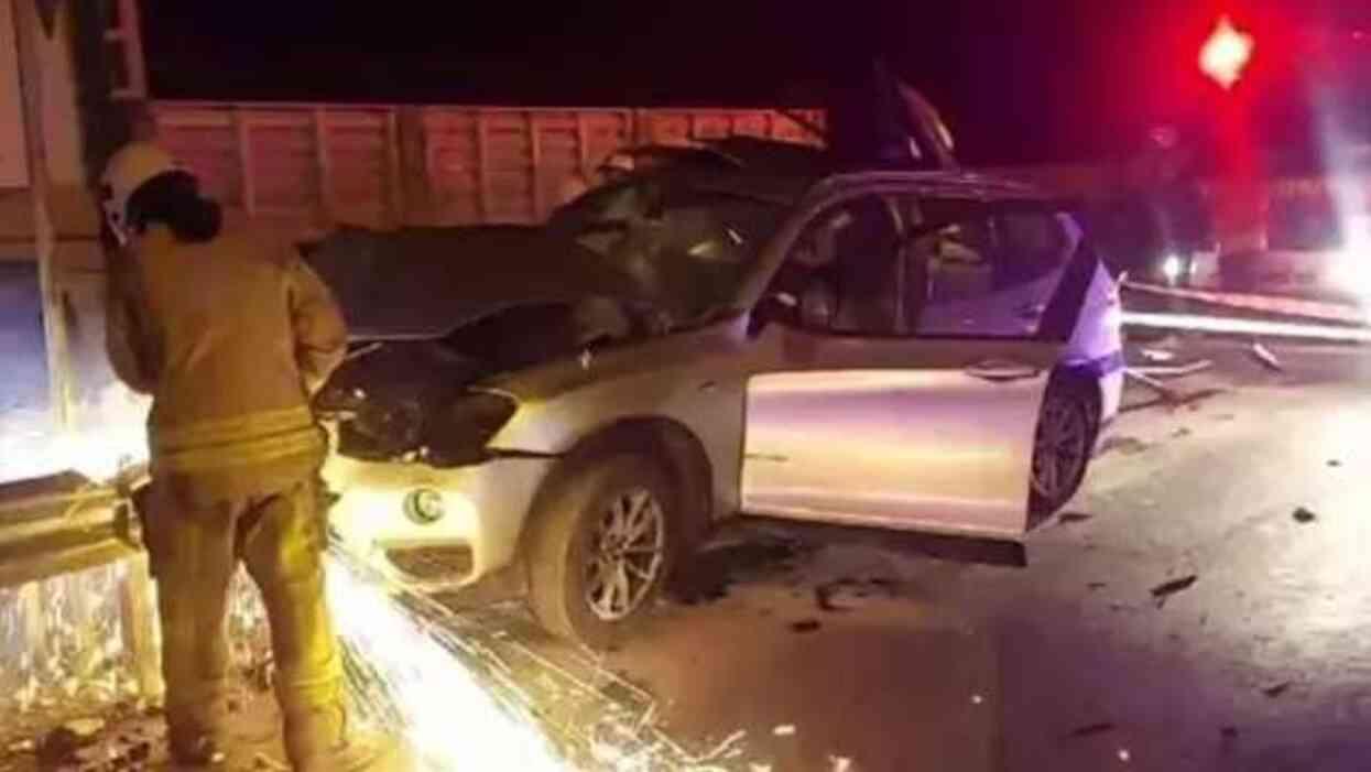 Cip bariyerlere saplandı, sürücü ağır yaralandı Cip bariyerlere saplandı, sürücü ağır yaralandı