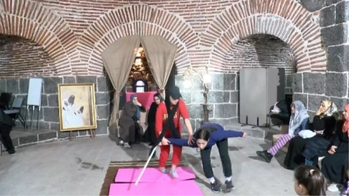 Diyarbakır'da tarihi surların restore edildiği burçta kadınlara yakın savunma eğitimi veriliyor