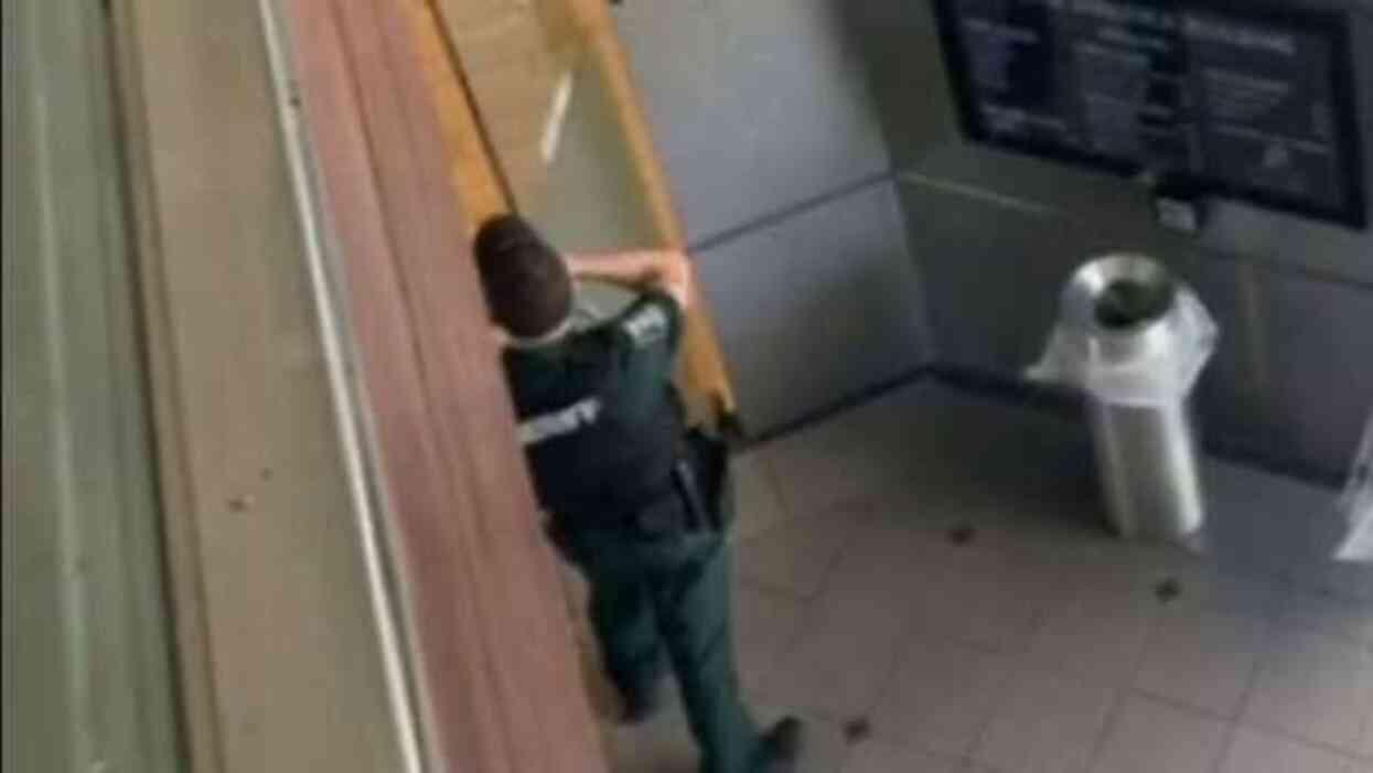 Florida'da gözaltına alınmamak için bir kadını bıçakla rehin alan soyguncu, keskin nişancı tarafından öldürüldü Florida'da gözaltına alınmamak için bir kadını bıçakla rehin alan soyguncu, keskin nişancı tarafından öldürüldü