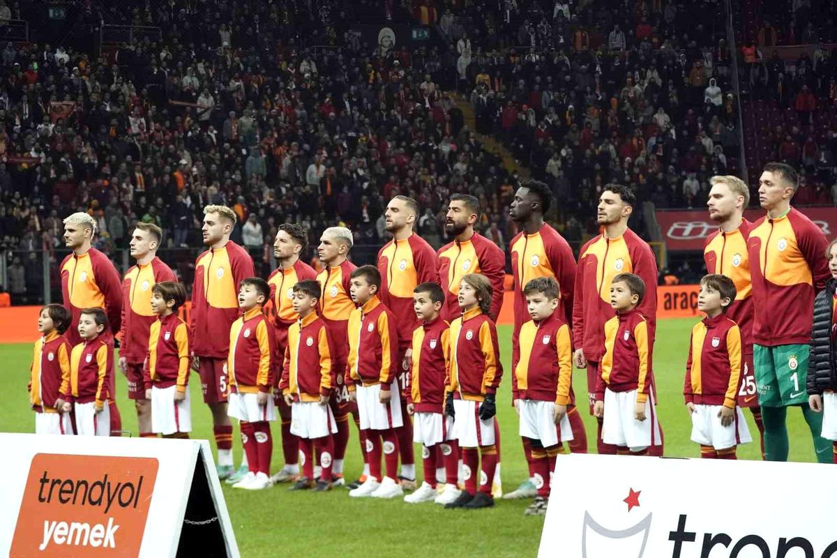 Galatasaray İstanbul takımlarıyla oynadığı maçlarda başarılı