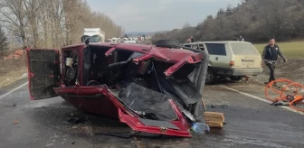 İki otomobilin birbirine girdiği kazada 4 ölü, 2 yaralı