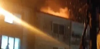 Muğla'da bir apartmanın çatısına yıldırım düştü, yangın çıktı