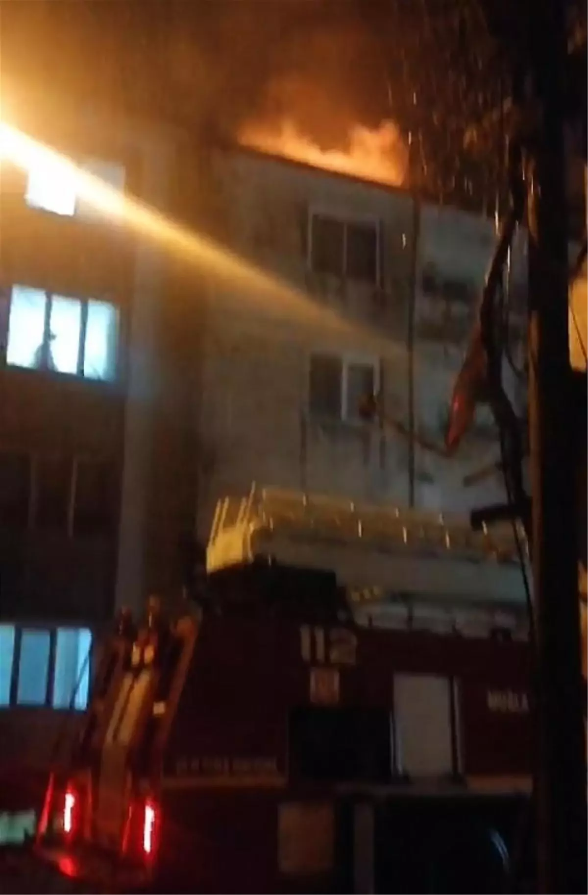 Muğla'da bir apartmanın çatısına yıldırım düştü, yangın çıktı