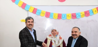 Muş Belediye Başkanı Feyat Asya, Kur'an-ı Kerim'i hatmeden 69 yaşındaki Hanife Çelik'i tebrik etti