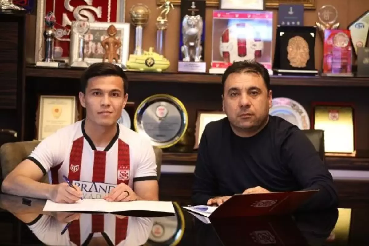 Sivasspor, Özbek futbolcu Azizbek Turgunboev ile sözleşme imzaladı