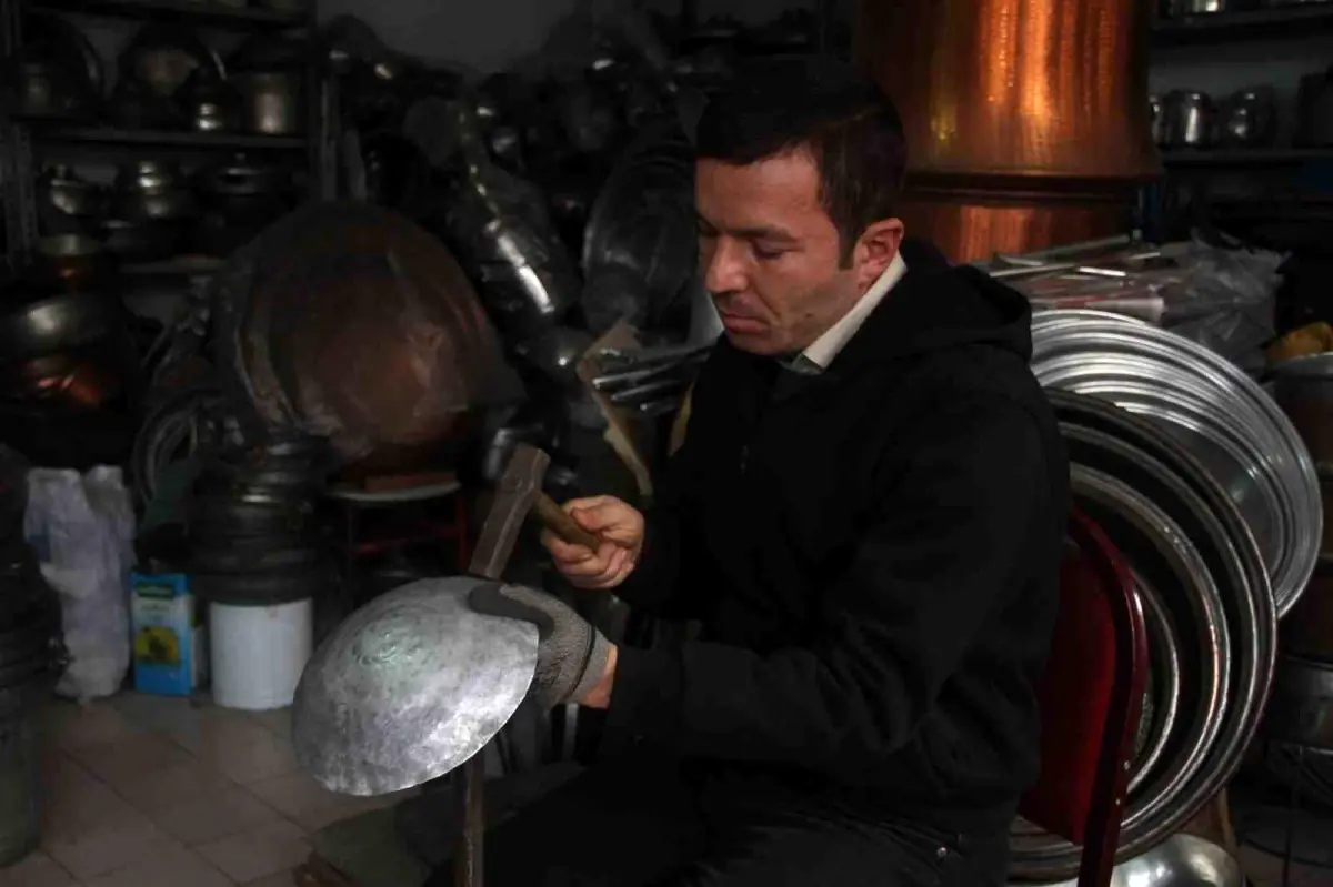 Çankırı'da Yarım Asırlık Bakır Ustası Mesleğini Devam Ettiriyor