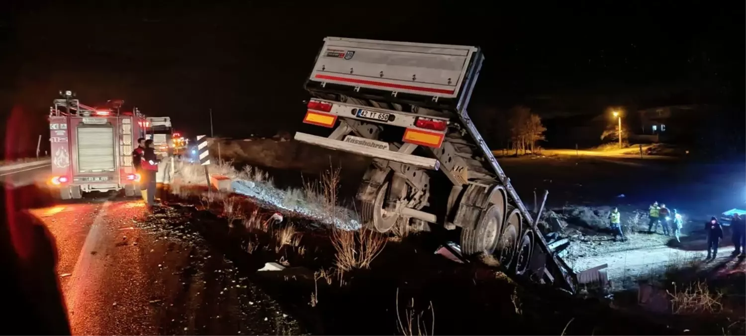 Afyonkarahisar'da demir yüklü tır menfeze devrildi, sürücü yaralandı