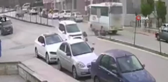 Amasya'da motosikletin hafif ticari araçla çarpıştığı kaza kamerada: 1 yaralı