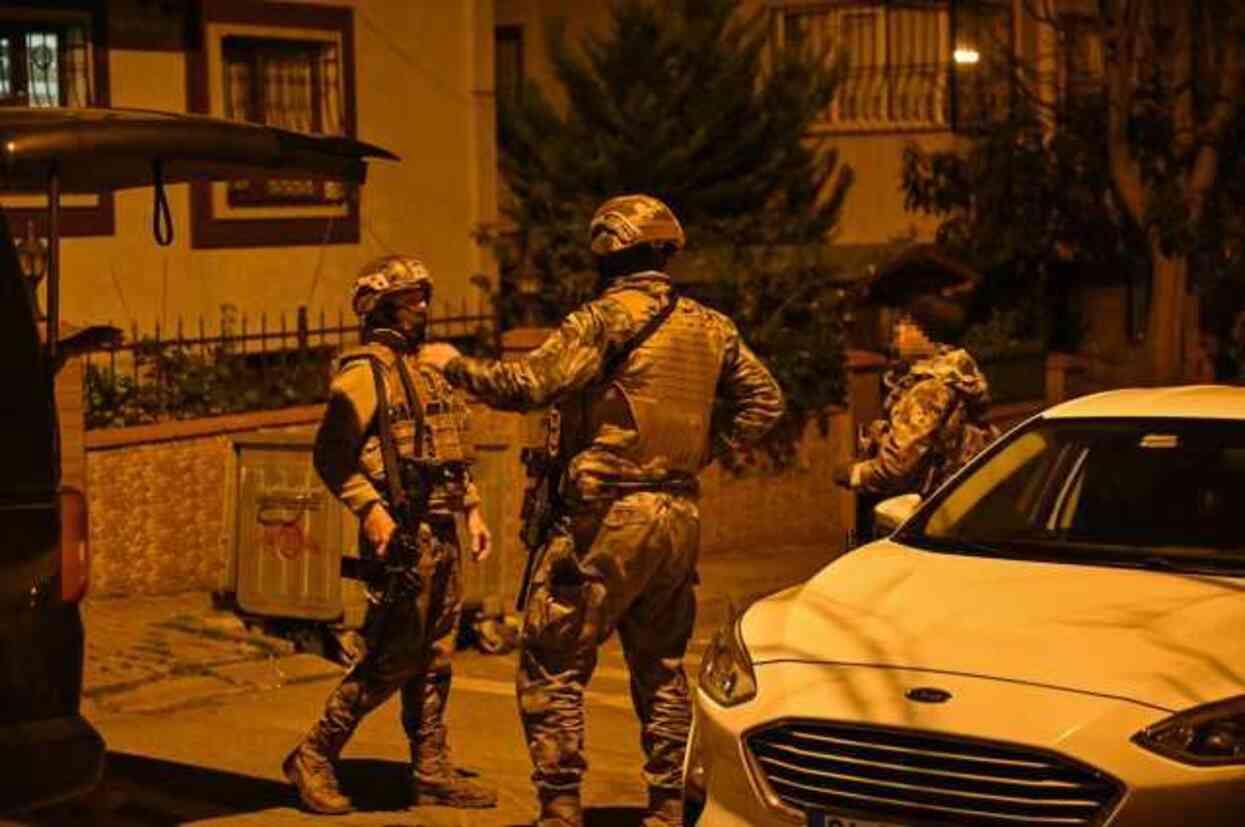 Annesi ve kardeşini rehin alan şahıs mahalleyi ayağa kaldırdı: İbrahim Kalın ve Ali Yerlikaya gelecek Annesi ve kardeşini rehin alan şahıs mahalleyi ayağa kaldırdı: İbrahim Kalın ve Ali Yerlikaya gelecek