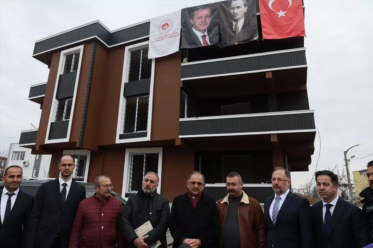 Bakan Özhaseki, deprem bölgesinde yapılan evleri ziyaret etti