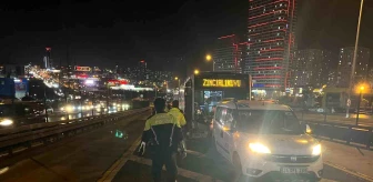Beylikdüzü'nde Metrobüs Kazası: Şoför Yaralandı, Seferlerde Aksama
