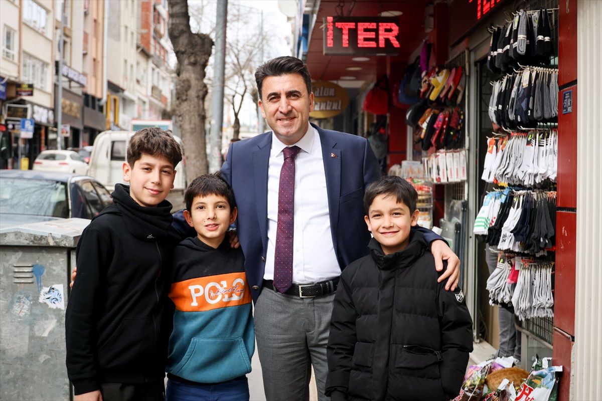 Bilecik Valisi Şefik Aygöl, esnafı ziyaret ederek vatandaşlarla sohbet etti