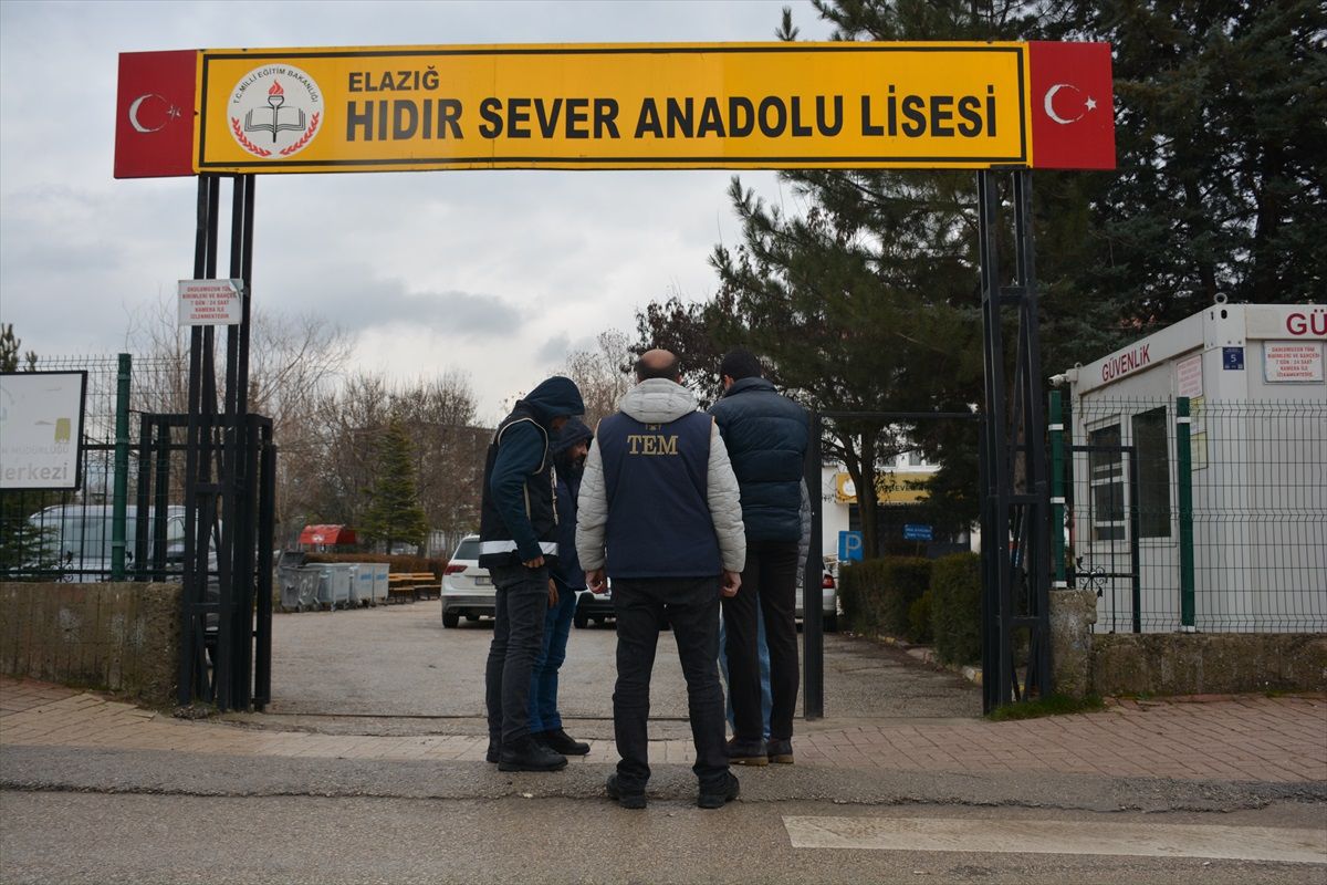 Elazığ'da polis ekipleri okul önlerinde denetim gerçekleştirdi