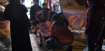 Kar ve tipi nedeniyle yolu kapalı olan hamile kadın UMKE ve sağlık ekipleri tarafından hastaneye ulaştırıldı