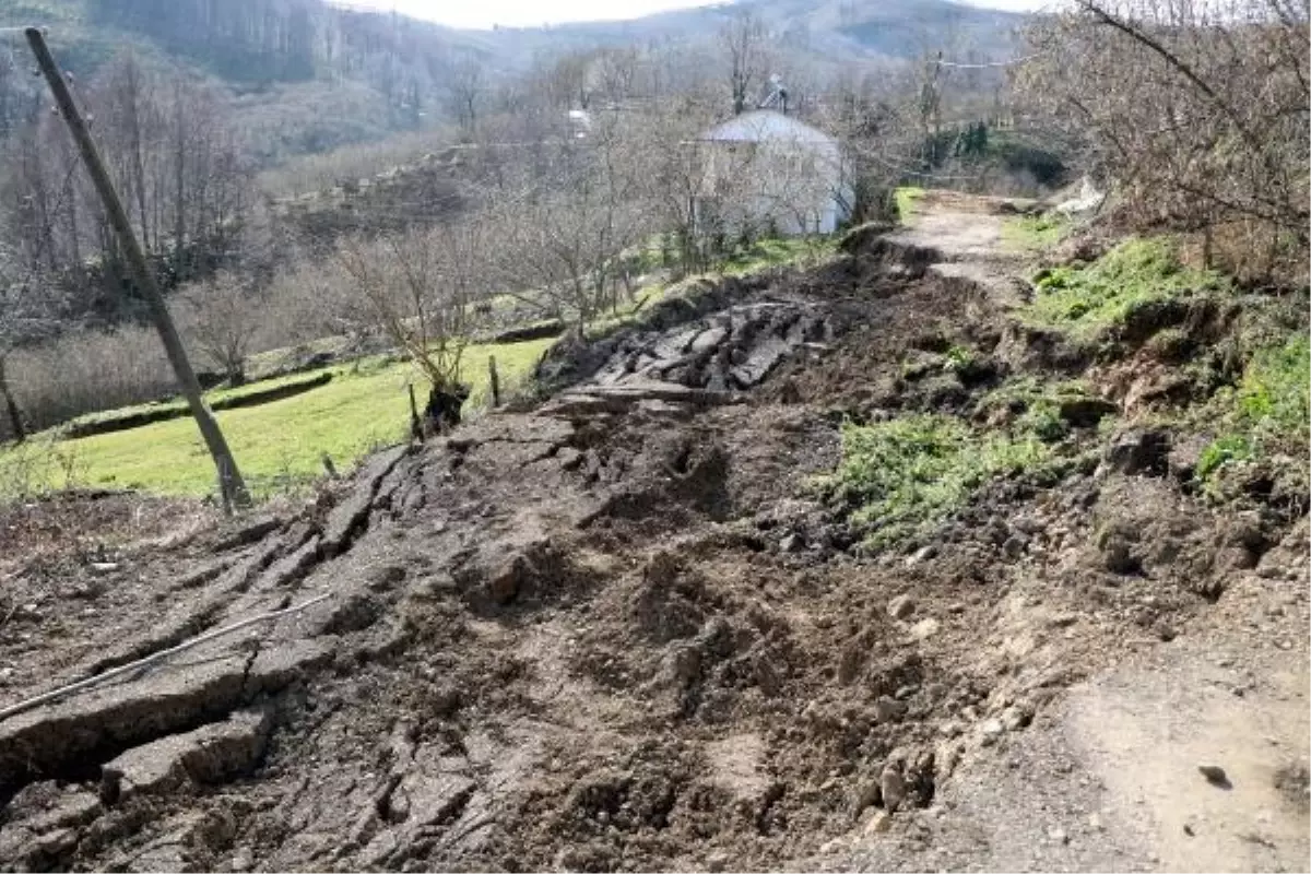 DÜZCE'de Kersendüzü Mahallesi'nde Heyelan ve Çökmeler Devam Ediyor