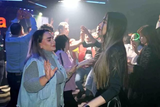 4 günlük tatili fırsat bilen İranlı turistler Van'a akın etti 4 günlük tatili fırsat bilen İranlı turistler Van'a akın etti