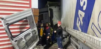 İzmir'de TIR işçi servisine çarptı: 3 ölü, 11 yaralı