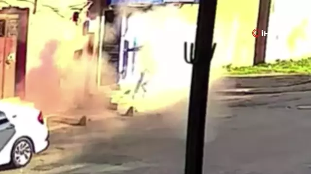 Tekel bayi önüne patlayıcı atıp kaçtılar Tekel bayi önüne patlayıcı atıp kaçtılar